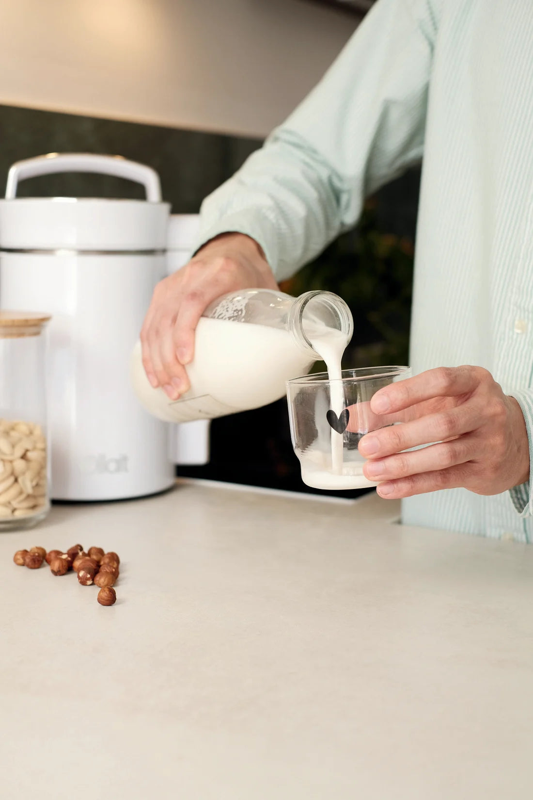 Lait Ollait versé dans un verre